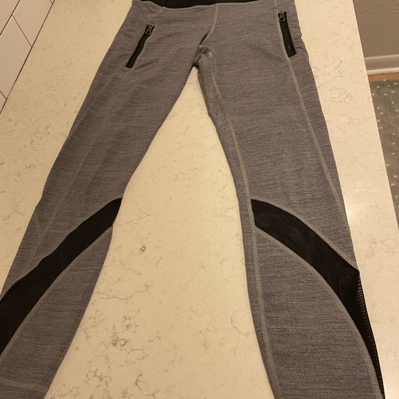 Size 4 Lululemon leggings (worn maybe twice) - Picture 1 of 2